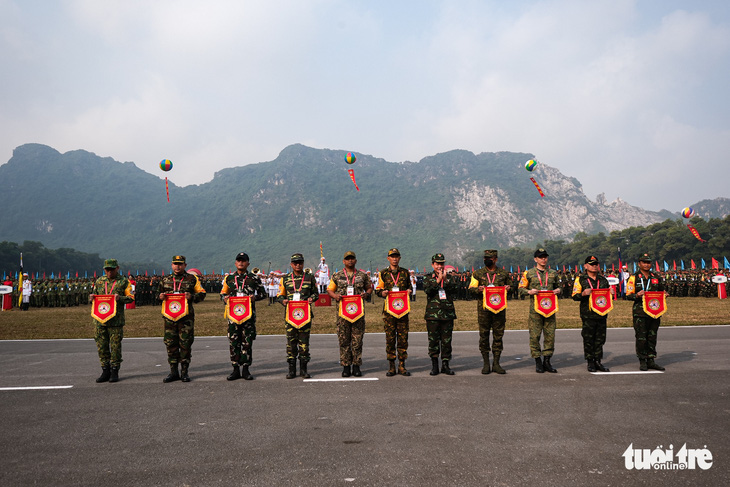 Phó tư lệnh Lục quân các nước ASEAN trổ tài bắn súng - Ảnh 6.