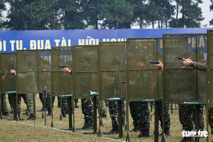 Phó tư lệnh Lục quân các nước ASEAN trổ tài bắn súng - Ảnh 8.