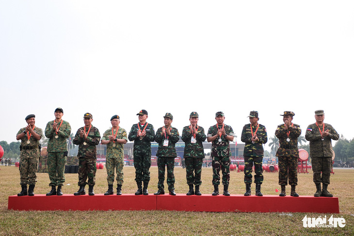 Phó tư lệnh Lục quân các nước ASEAN trổ tài bắn súng - Ảnh 9.