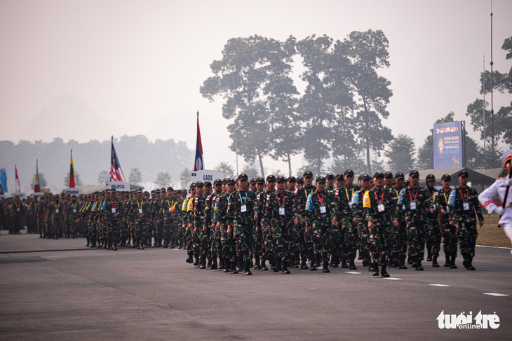 Phó tư lệnh Lục quân các nước ASEAN trổ tài bắn súng - Ảnh 3.