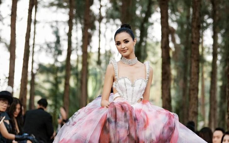 Hoa hậu Mutya Datul diện đầm 20kg, chật vật catwalk giữa rừng