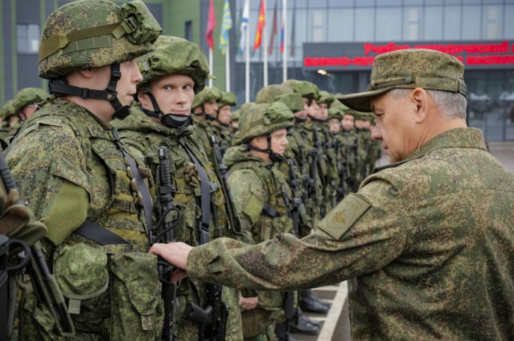 Bộ trưởng Quốc phòng Nga Sergei Shoigu kiểm tra một đơn vị huấn luyện tân binh hồi năm 2022 - Ảnh: Bộ Quốc phòng Nga