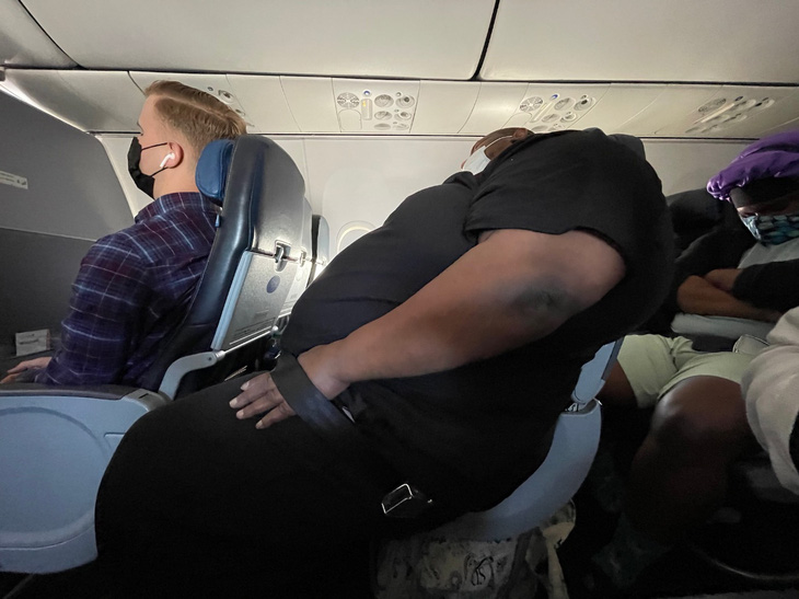 Hãng hàng không Mỹ buộc bỏ trống ghế vì hành khách ngày một nặng cân - Ảnh 1.
