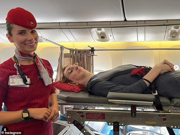 Hãng hàng không sửa ghế để người phụ nữ cao nhất thế giới được đi máy bay - Ảnh 1.