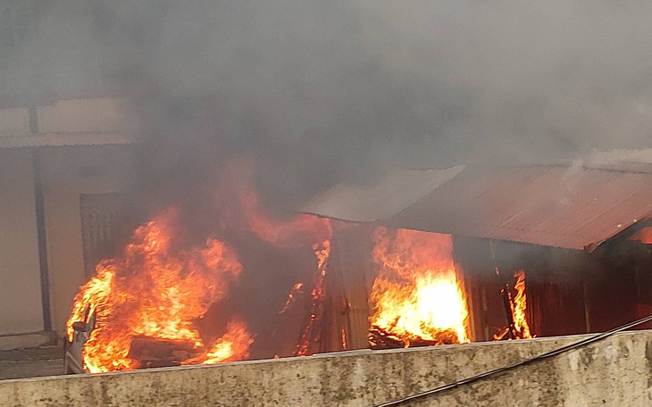 Cháy tại Sở Văn hóa và Thể thao Hà Nội, ô tô và nhà kho bị thiêu rụi
