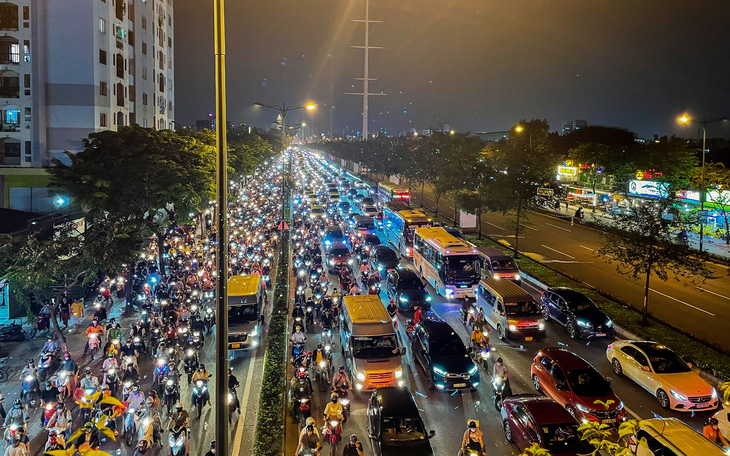 Tối 8-11, hàng ngàn xe hơi và xe máy cùng ‘lết lết’ trên đại lộ Phạm Văn Đồng