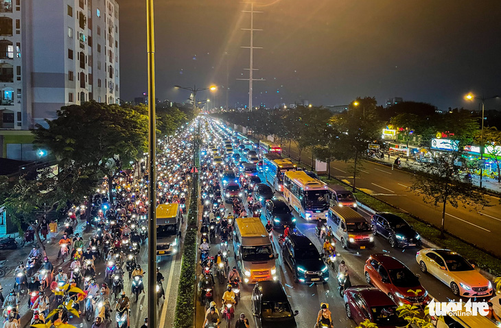 Tối 8-11, hàng ngàn xe hơi và xe máy cùng ‘lết lết’ trên đại lộ Phạm Văn Đồng - Ảnh 1.