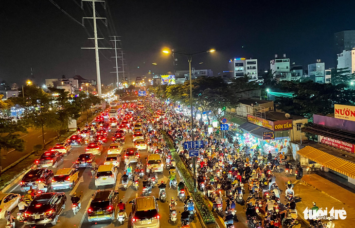 Tối 8-11, hàng ngàn xe hơi và xe máy cùng ‘lết lết’ trên đại lộ Phạm Văn Đồng - Ảnh 5.