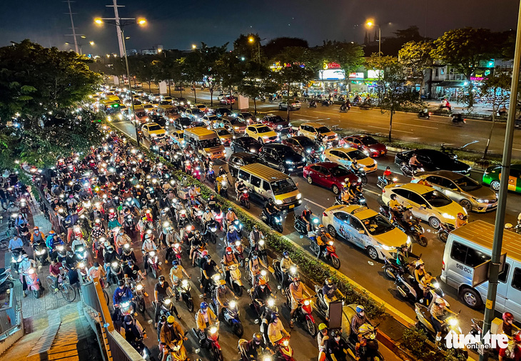 Tối 8-11, hàng ngàn xe hơi và xe máy cùng ‘lết lết’ trên đại lộ Phạm Văn Đồng - Ảnh 6.