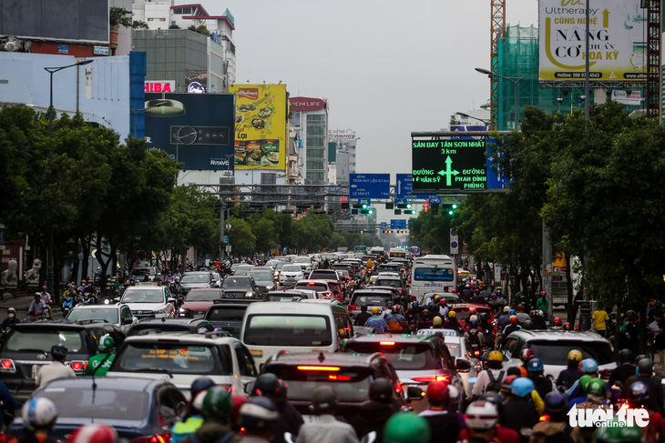 Tối 8-11, hàng ngàn xe hơi và xe máy cùng ‘lết lết’ trên đại lộ Phạm Văn Đồng - Ảnh 4.