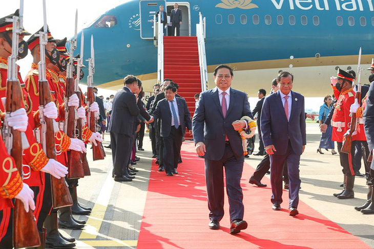 Thủ tướng thăm chính thức Campuchia và dự Hội nghị cấp cao ASEAN - Ảnh 3.