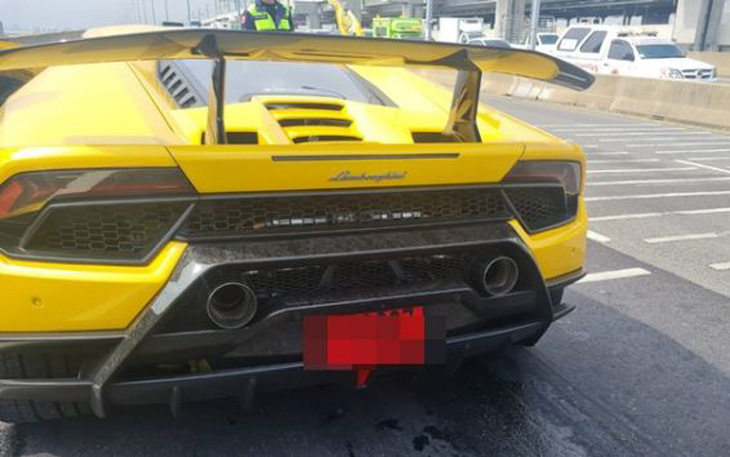 Lamborghini Aventador phóng ẩu, làm tan tành 3 xe nhưng người ngồi trong không hề hấn - Ảnh 2.