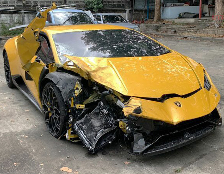 Lamborghini Aventador phóng ẩu, làm tan tành 3 xe nhưng người ngồi trong không hề hấn - Ảnh 1.