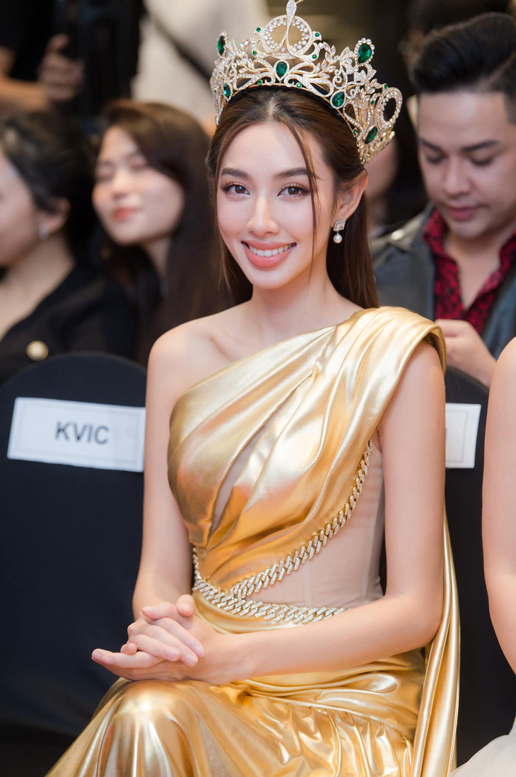 Thùy Tiên phủ nhận thu nhập 70 tỉ đồng, hé lộ thành quả sau 1 năm làm hoa hậu - Ảnh 1.