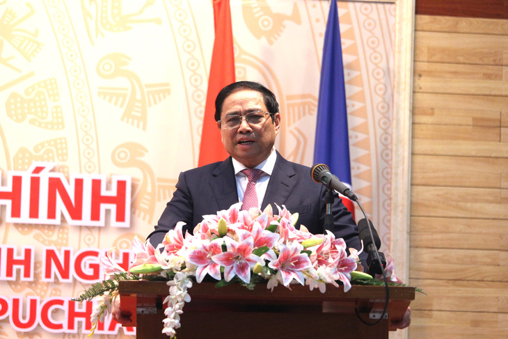 Thủ tướng: Nâng cao địa vị pháp lý cho bà con người Việt ở Campuchia, khó mấy cũng phải làm - Ảnh 1.