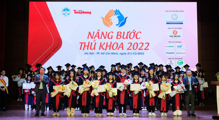 Trao học bổng cho 140 thủ khoa, tân sinh viên xuất sắc - Ảnh 1.