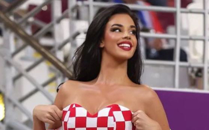 Nữ CĐV cháy nhất World Cup 2022 với váy gợi cảm, bikini 