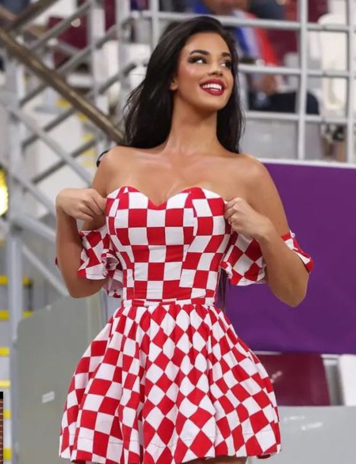 Nữ CĐV cháy nhất World Cup 2022 với váy gợi cảm, bikini đốt mắt - Ảnh 1.