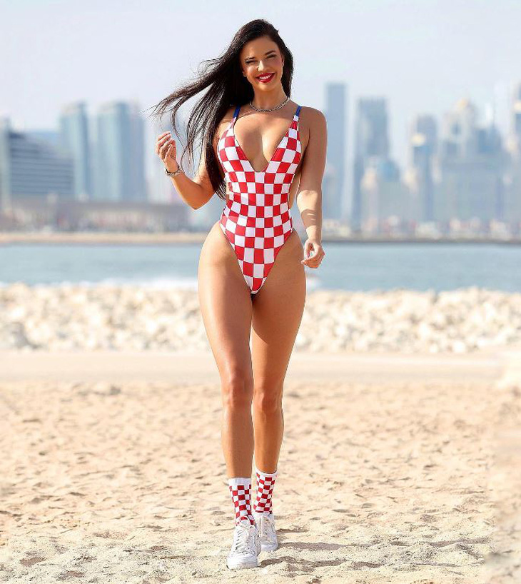 Nữ CĐV cháy nhất World Cup 2022 với váy gợi cảm, bikini đốt mắt - Ảnh 4.