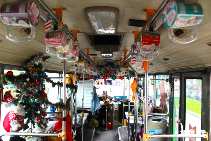 Tuyến xe buýt ngập tràn không khí Giáng sinh tại TP.HCM - Ảnh 1.