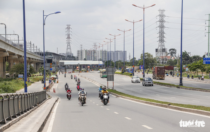 Chặn đường dưới dạ cầu Rạch Chiếc để xe qua trạm thu phí: Sở GTVT đang kiểm tra, điều chỉnh - Ảnh 1.