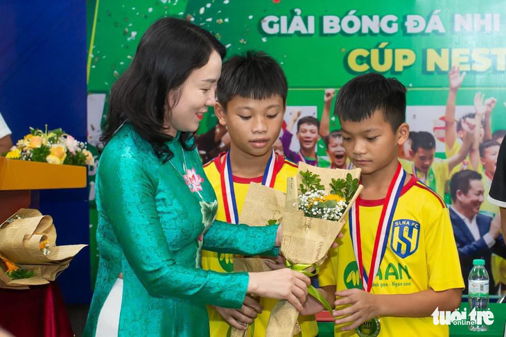 Hơn 200 cầu thủ trẻ Sông Lam Nghệ An ‘than’ bị chậm lương gần cả năm - Ảnh 1.