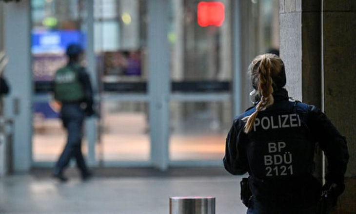 Cảnh sát sơ tán trung tâm mua sắm ở Đức vì vụ bắt giữ con tin - Ảnh 1.