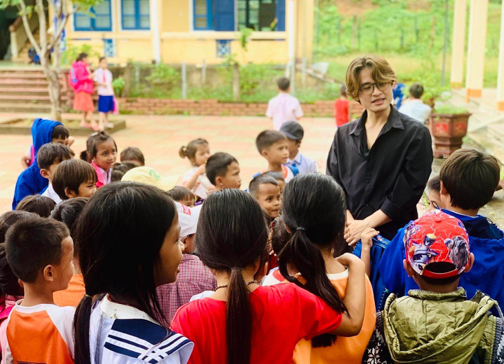 Ca sĩ Hà Anh Tuấn giúp Aram mổ tim, nhận hỗ trợ tân sinh viên nghèo - Ảnh 3.