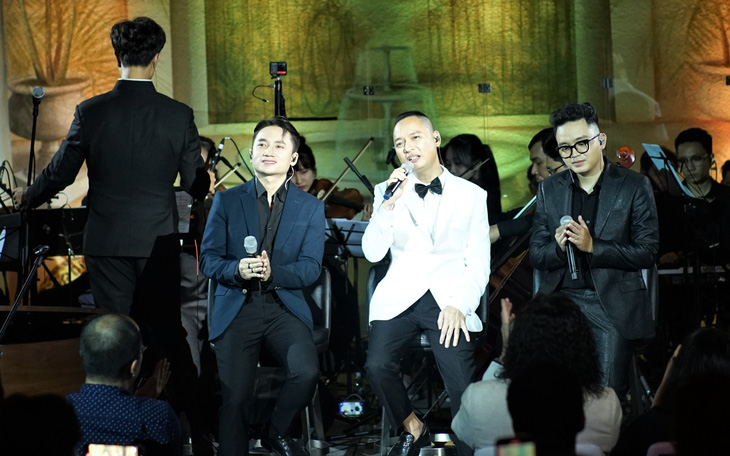 Nguyễn Hải Phong bên Phan Mạnh Quỳnh và TDK trong live show "Nghe gió kể"