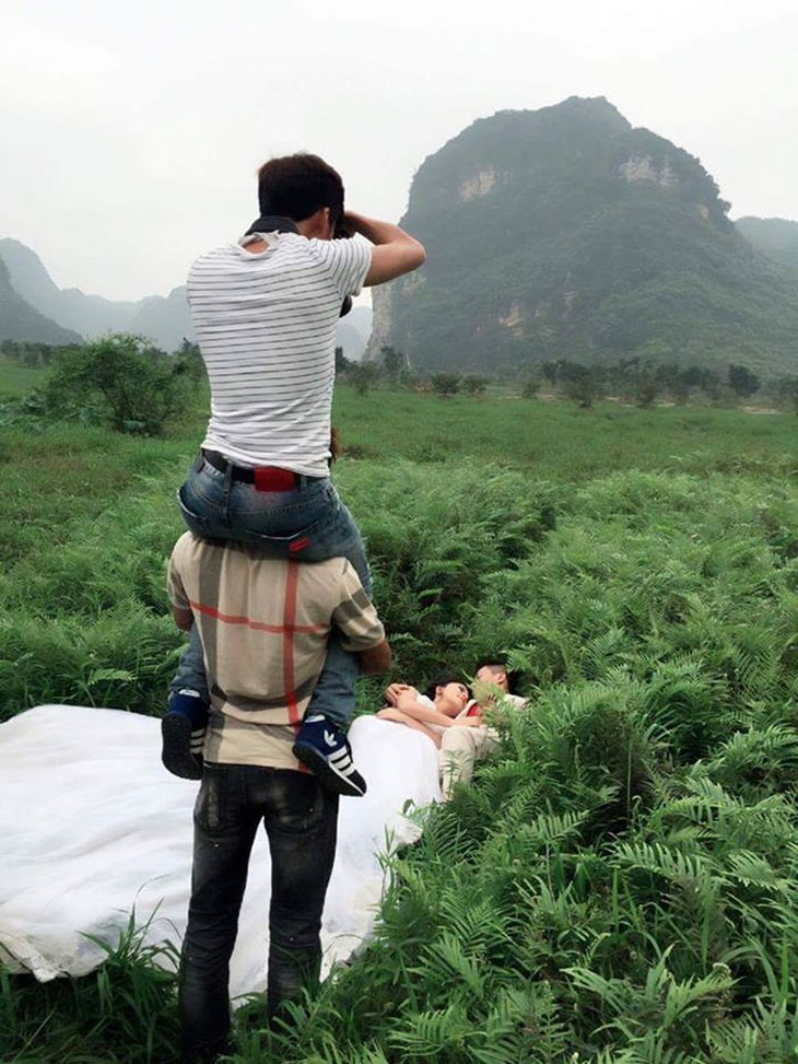 Hậu trường ảnh cưới khiến nhiều người ngã ngửa (P2) - Ảnh 1.