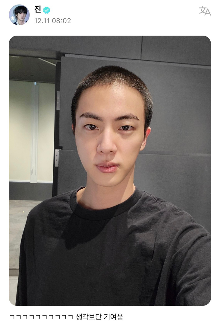Hình ảnh Jin BTS xuống tóc đi nhập ngũ gây sốt mạng xã hội - Ảnh 1.