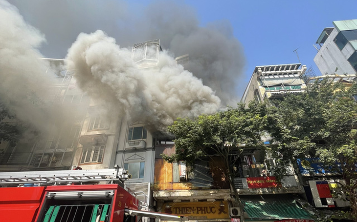 Cháy lớn hai ngôi nhà trên phố cổ Hà Nội