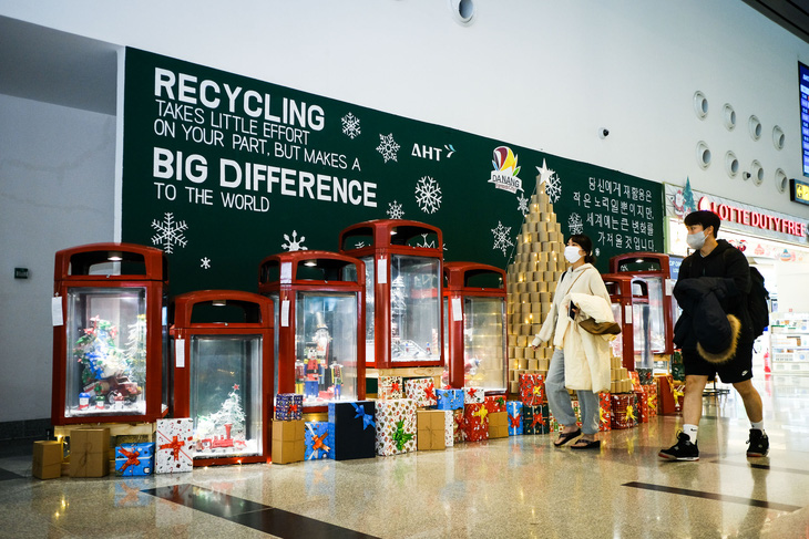 Sân bay Đà Nẵng: Biến rác thải thành tác phẩm nghệ thuật mùa Giáng sinh - Ảnh 1.
