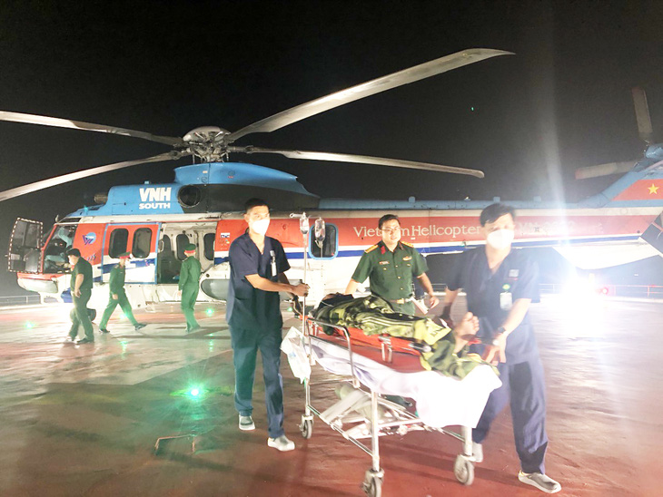 Vượt mưa dông, trực thăng đưa ngư dân đột quỵ từ Trường Sa vào đất liền điều trị - Ảnh 1.