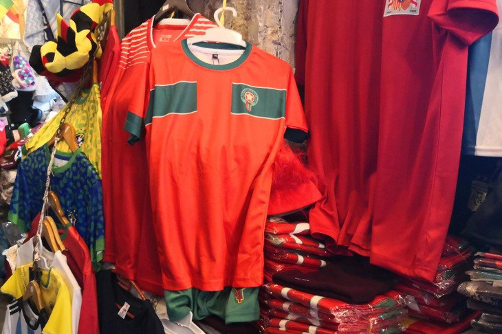 Áo và cờ Morocco cháy hàng tại Qatar - Ảnh 1.