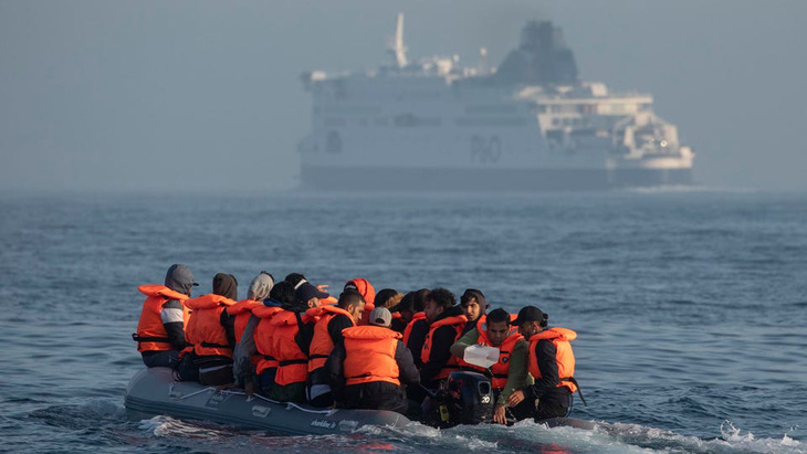Thuyền chở người di cư chìm ngoài khơi nước Anh - Ảnh 1.