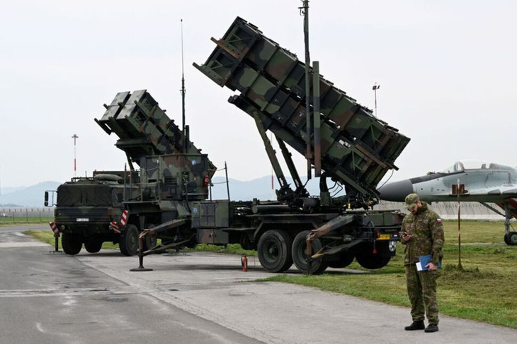 Vì sao Mỹ đắn đo việc gửi tên lửa đất đối không Patriot cho Ukraine? - Ảnh 1.
