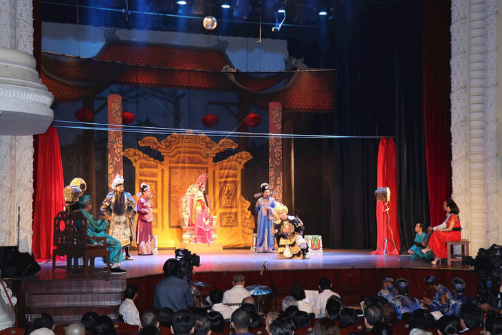 Sân khấu TP Hồ Chí Minh sôi động dịp cuối năm - Ảnh 1.