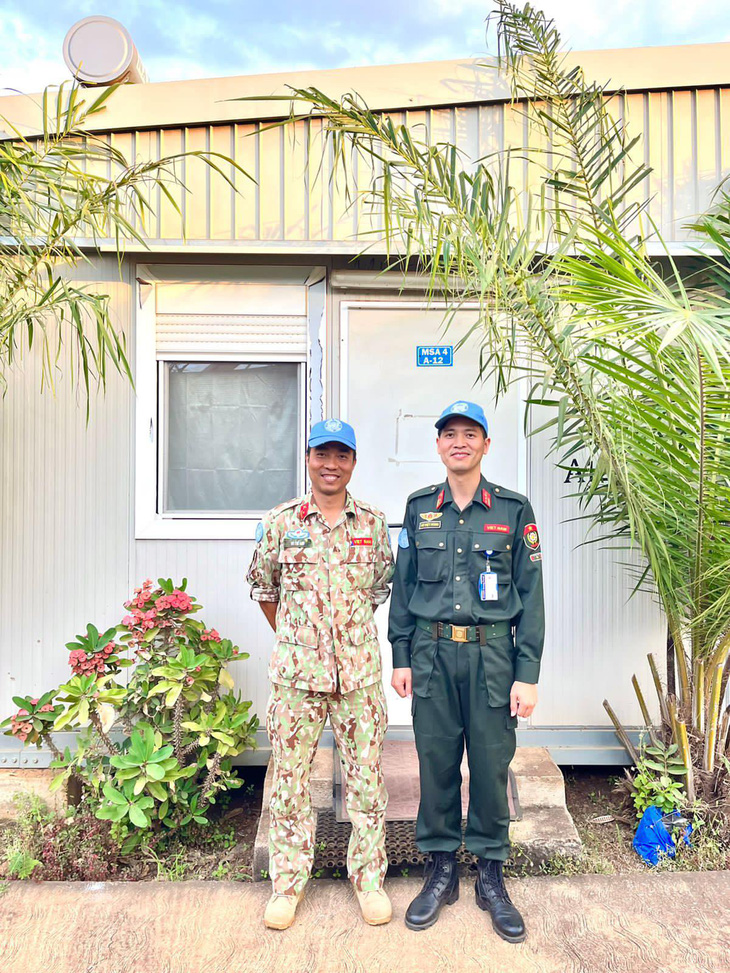 Bỏ chuyến bay, sĩ quan 'mũ nồi xanh' ở lại giúp đỡ đồng bào Việt