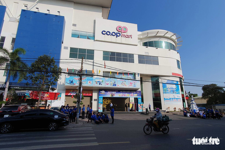 Nhân viên siêu thị Co.opmart Biên Hòa trở lại làm việc sau tụ tập phản đối cách quản lý - Ảnh 1.