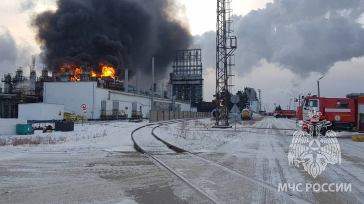 Nổ lớn ở nhà máy lọc dầu lớn nhất vùng Siberia của Nga - Ảnh 1.