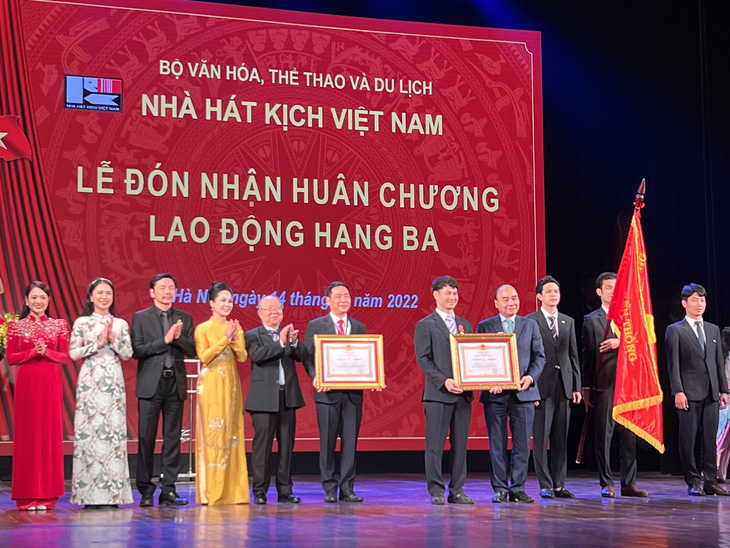 Xuân Bắc và Nhà hát Kịch Việt Nam đón nhận Huân chương Lao động hạng ba - Ảnh 1.