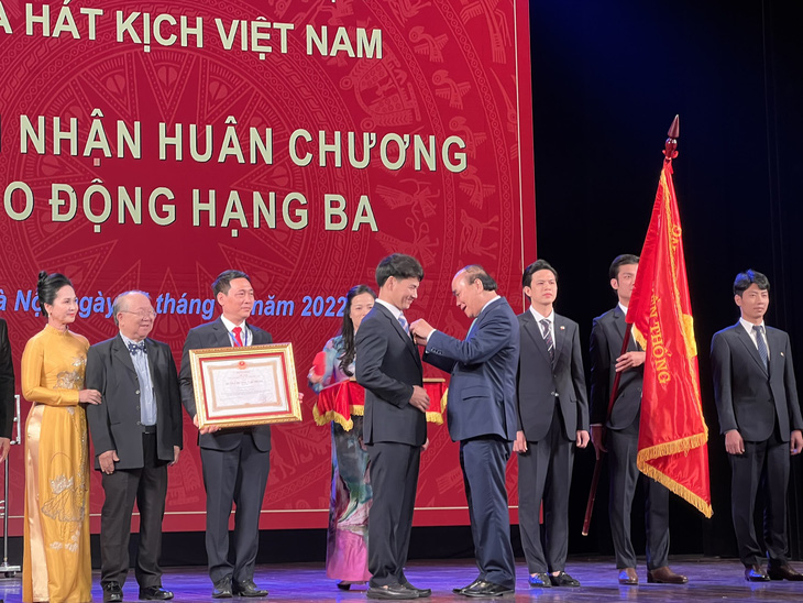 Xuân Bắc và Nhà hát Kịch Việt Nam đón nhận Huân chương Lao động hạng ba - Ảnh 2.