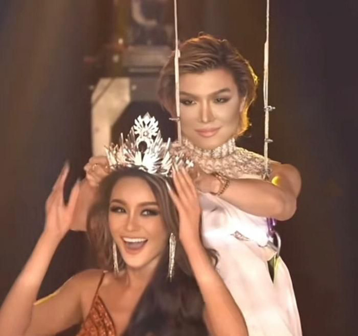 Chủ tịch Miss Fabulous International đu người như diễn xiếc để trao vương miện - Ảnh 1.