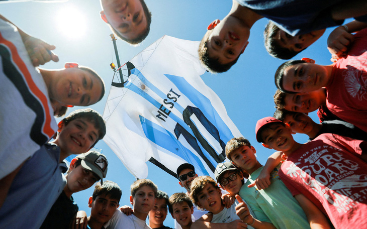Adidas 'khốn khổ' vì áo đấu của Argentina và Messi 'cháy hàng'