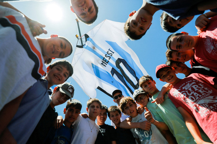Adidas khốn khổ vì áo đấu của Argentina và Messi cháy hàng - Ảnh 1.