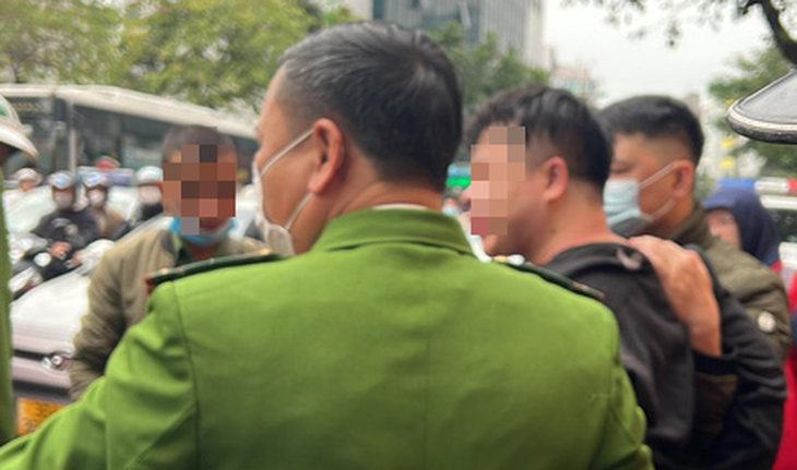 Thực hư vụ người đàn ông dùng súng đe dọa, cướp xe chở tiền trên phố Hà Nội - Ảnh 1.