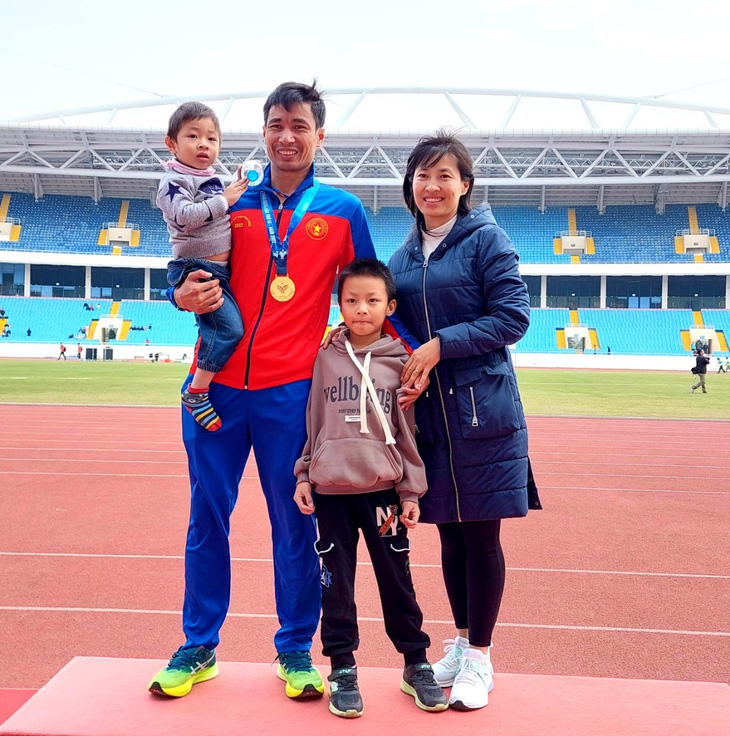 Thiếu tá Nguyễn Văn Lai giành huy chương vàng, phá kỷ lục chạy 10.000m tồn tại suốt 20 năm - Ảnh 1.