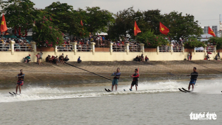 Bà con Hồng Ngự chen kín sông coi thả cá, xem đua thuyền - Ảnh 4.