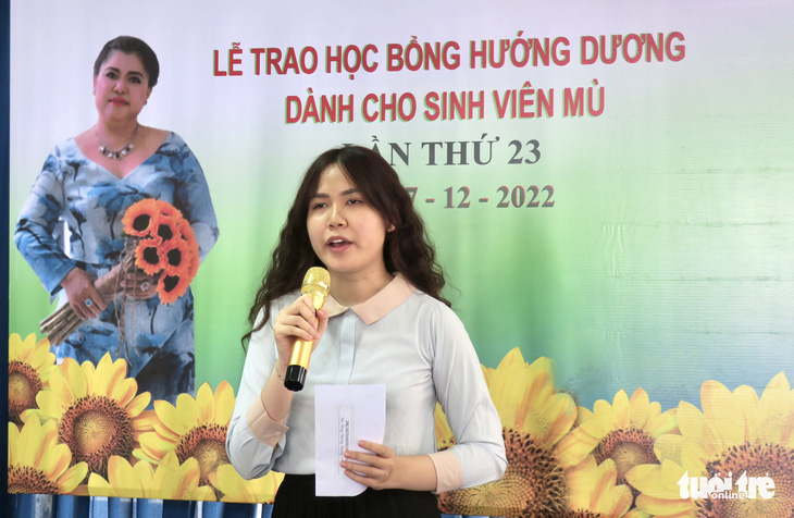 41 sinh viên khiếm thị nhận học bổng Hướng Dương - Ảnh 2.